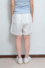 画像をギャラリービューアに読み込む, 002_WHT FRINGE RUG SHORTS_02size