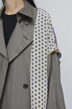 画像をギャラリービューアに読み込む, SCARF-LINED TRENCH COAT/KHAKI/01