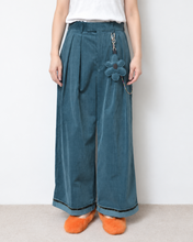 画像をギャラリービューアに読み込む, Deep tuck wide pants / corduroy / Deep green