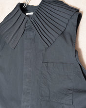 Load image into Gallery viewer, PLEATED COLLAR SLEEVELESS SHIRT_E