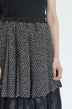 Load image into Gallery viewer, PLEATED SKIRT 01 / C