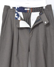 Load image into Gallery viewer, Herringbone Wide Tuck Shorts