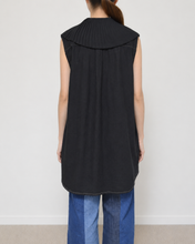Load image into Gallery viewer, PLEATED COLLAR SLEEVELESS SHIRT_C