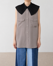 画像をギャラリービューアに読み込む, PLEATED COLLAR SLEEVELESS SHIRT_B
