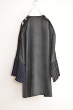 Load image into Gallery viewer, PLEATS SLEEVE SHIRT / BLK