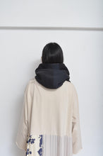 Load image into Gallery viewer, HOOD SHAWL (tsutae SPECIAL) / C