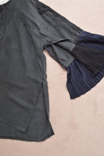 Load image into Gallery viewer, PLEATS SLEEVE SHIRT / BLK