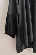 Load image into Gallery viewer, PLEATS SLEEVE SHIRT / BLK