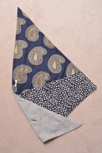 Load image into Gallery viewer, TRIANGLE SHAWL (WOOL)/GRAY-002