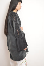 Load image into Gallery viewer, PLEATS SLEEVE SHIRT / BLK