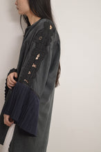 Load image into Gallery viewer, PLEATS SLEEVE SHIRT / BLK