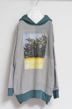 Load image into Gallery viewer, your right things in 代官山 蔦屋書店 出品中〜11/3まで:TWO-TONE HOODIE_GREEN/YELLOW print/01 size
