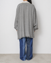 Load image into Gallery viewer, Tablecloth collar fringe shirt / linen herringbone_A

