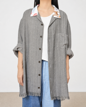 Load image into Gallery viewer, Tablecloth collar fringe shirt / linen herringbone_B
