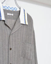 Load image into Gallery viewer, Tablecloth collar fringe shirt / linen herringbone_A
