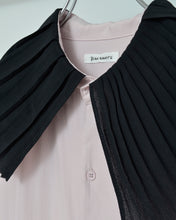 Load image into Gallery viewer, PLEATED COLLAR SLEEVELESS SHIRT_G
