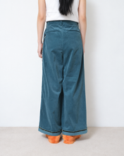画像をギャラリービューアに読み込む, Deep tuck wide pants / corduroy / Deep green
