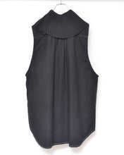 Load image into Gallery viewer, PLEATED COLLAR SLEEVELESS SHIRT_C
