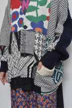 Load image into Gallery viewer, SWITCHING KNIT C/D（COSBY SWEATER)_02
