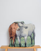 画像をギャラリービューアに読み込む, RUG CUSHION_ Horse
