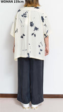 Load image into Gallery viewer, OPEN COLLAR SH_FLOWER/BLK PAISLEY
