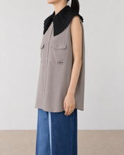 画像をギャラリービューアに読み込む, PLEATED COLLAR SLEEVELESS SHIRT_B
