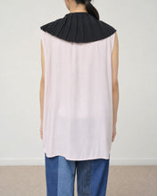 Load image into Gallery viewer, PLEATED COLLAR SLEEVELESS SHIRT_G
